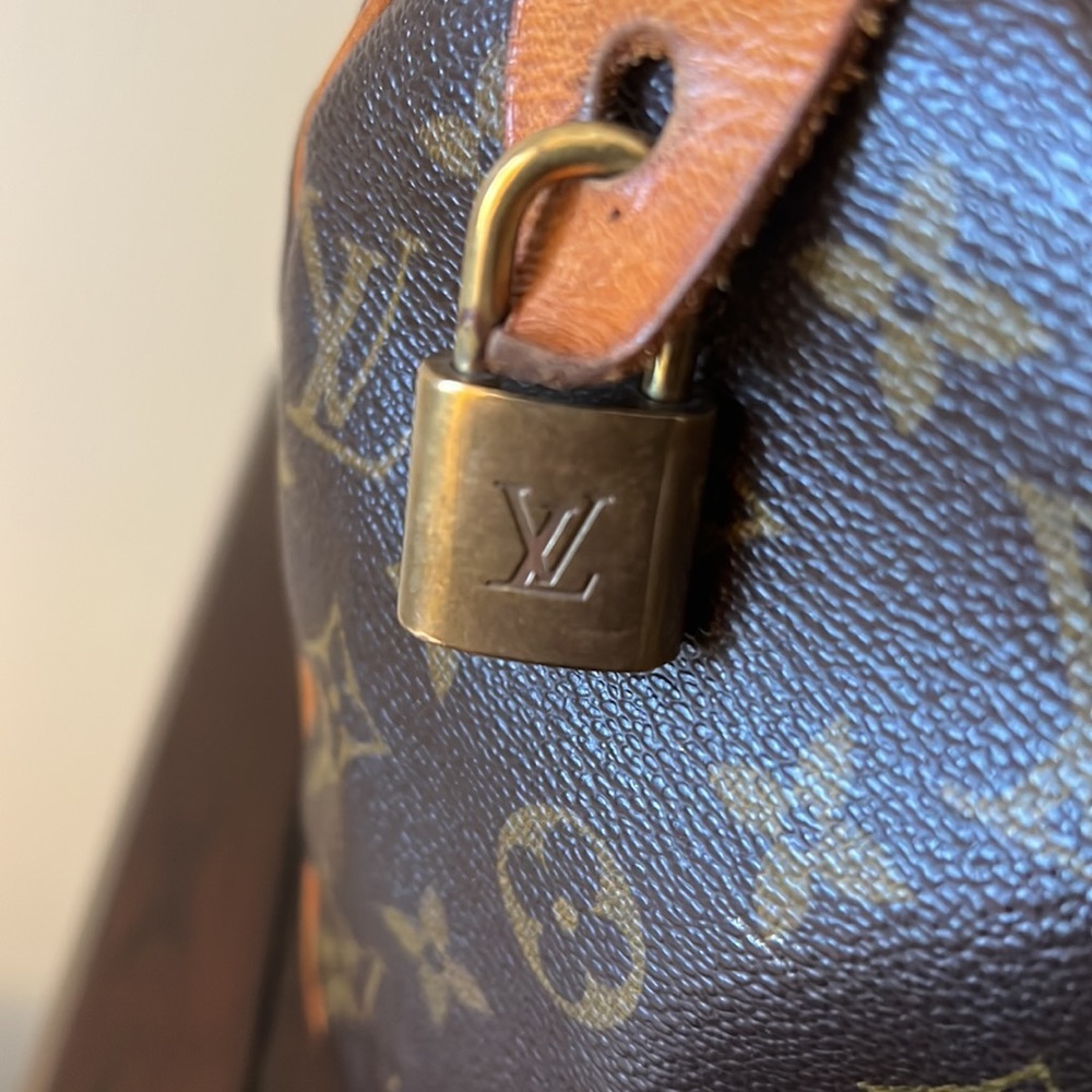 Authentic Lv - image 4